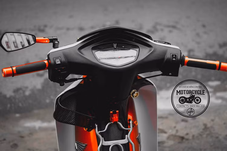 Cụm đồng hồ đã được thay bằng đồng hồ koso Ex 2010 thể thao và hiện đại. Thêm vào đó người chơi còn gắn một kính núp gió nhỏ, màu đen khiến chiếc xe phong cách hơn rất nhiều. Gương chiếu hậu cũng được thay bằng sản phẩm độ đầy cá tính.