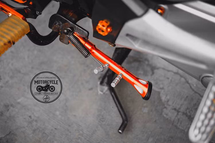 Bộ chân chống phụ của chiếc Honda Wave Alpha ghi đậm dấu ấn của thương hiệu Racing Boy nổi bật mang thiết kế sắc sảo và đầy cá tính.