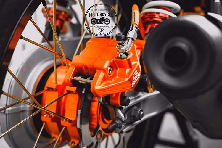 Nâng cấp thêm hệ thống phanh đĩa sau với heo RCB và đĩa Apido, bộ đùm trái khế nổi bật, ống xả mới... những món đồ chơi đã góp phần làm nổi bật chiếc xế nổ phổ thông của thương hiệu Honda.