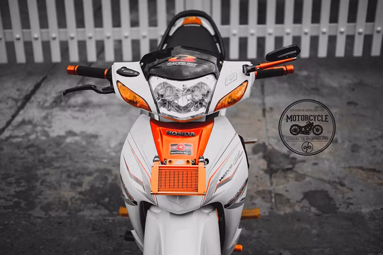 Sau khi được trang bị một loạt đồ chơi kiểng đã "biến hình" cho chiếc xế tăng thêm phần thể thao và cá tính. Cụm mặt nạ trước được làm mới với mặt nạ 2 tầng thể thao hơn, 4 xi nhan trước sau cũng được thay bằng xi nhan vàng độ nổi bật hơn.