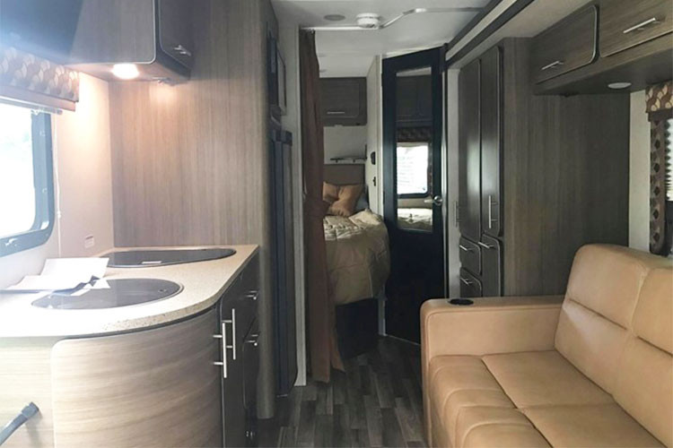 Bên trong căn nhà di động Mercedes-Benz Renegade Villagio được trang bị một ghế sofa dọc da dài nằm dọc theo thân xe, phía đối diện là một bồn rửa bằng đá khá bắt mắt và sang trọng. Bên cạnh bồn rửa bát là một căn phòng ngủ với khá tiện dụng, ngoài ra còn được trang bị thêm một ti vi màn hình LED 28 inch.