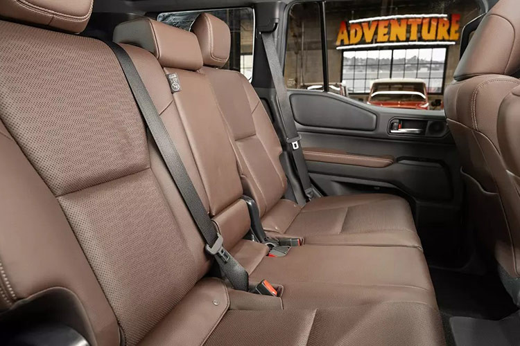 Do khan hàng nên bắt đầu từ khi nhận cọc (tháng 2/2024), hầu hết các đại lý không cam kết bán đúng giá đề xuất của hãng vì phụ thuộc vào thực tế cung-cầu thị trường. Những mẫu SUV sử dụng kết cấu khung gầm rời (body-on-frame) của Toyota như bao gồm Land Cruiser, Land Cruiser Prado hay xe sang Lexus LX, GX đều có nguồn cung hạn chế.