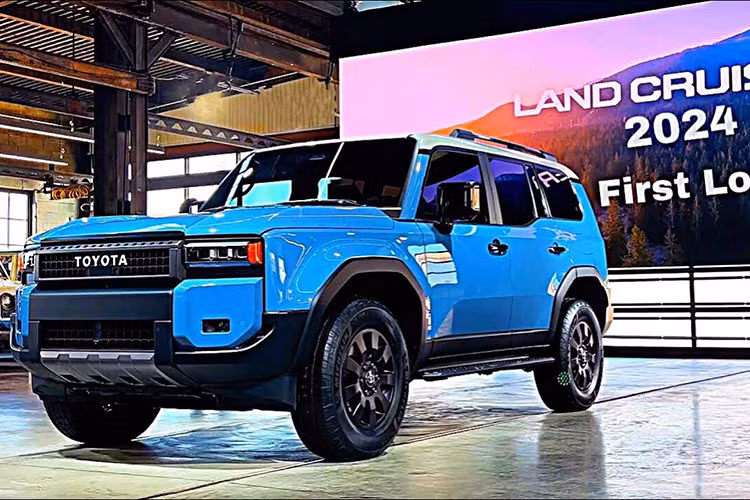 Toyota Land Cruiser Prado 2024 gần như không có đối thủ tại Việt Nam xét về khía cạnh vượt địa hình. Tuy nhiên, Land Cruiser Prado vẫn chịu sức ép từ những mẫu xe cùng kích cỡ như Ford Explorer, Volkswagen Teramont hay mẫu xe có thiên hướng off-road như Jeep Wrangler nhập Mỹ (giá hơn 3,7 tỷ đồng).