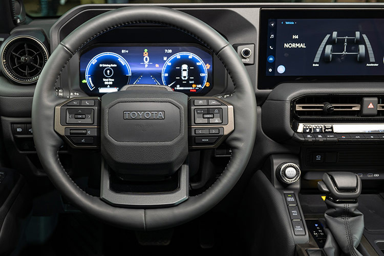 Land Cruiser Prado 2024 thuộc thế hệ thứ 5. Sức hút của mẫu xe này đến từ ngoại hình vuông vức, nam tính, đậm chất hoài cổ. Điểm nhấn ngoại thất chính là đèn pha LED dạng tròn hoặc đèn chữ nhật tùy phiên bản. Đèn hậu vuông vức đặt đối xứng ở đuôi xe. Cửa sau có thể mở riêng phần kính hoặc mở toàn bộ như cách thông thường. 