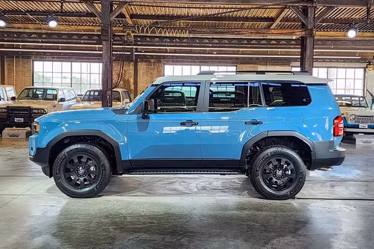 Hiện tại, một số đại lý đã mở cọc đối với mẫu xe này. Tuy nhiên, khách hàng mua xe Land Cruiser Prado 2024 phải chấp nhận chi thêm khoảng 500-600 triệu tiền chênh so với giá bán lẻ khi Toyota công bố. Thực trạng này đang diễn ra tại các đại lý tư nhân.