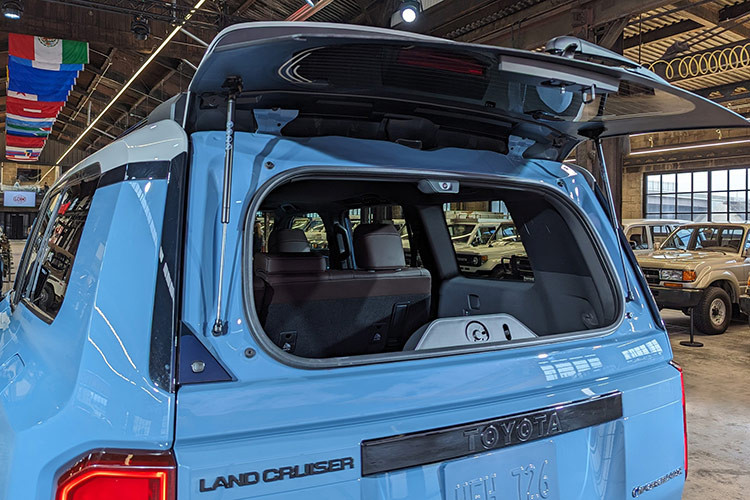 Khối động cơ này nhận được sự hỗ trợ của môtơ 48 mã lực và hộp số tự động 8 cấp. Xe được trang bị hệ dẫn động 4 bánh toàn thời gian kết hợp hộp số phụ 2 cấp độ, bộ vi sai trung tâm và khóa vi sai cầu sau. 