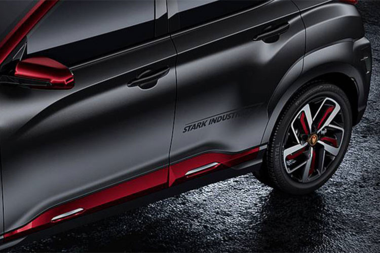 Dấu ấn Tony Stark còn hiện hữu trên mui xe với ký tự chữ V độc đáo, mặt nạ cản trước Iron Man, và dòng chữ Stark Industries chạy bên hông, cản trước crôm màu tối phối với màu ngoại thất lấy cảm hứng từ bộ giáp của Tony Stark. Kona Iron Man Edition được trang bị bộ la-zăng hợp kim 18 inch với mặt nạ Iron Man ở giữa.