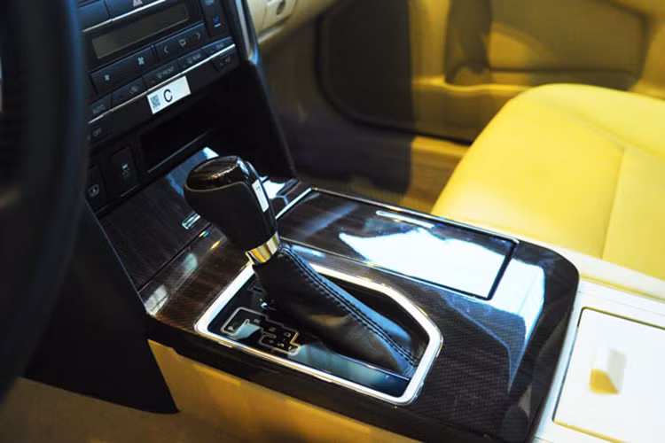 Nhằm giúp các khách hàng có thêm sự lựa chọn đa dạng theo sở thích hay mong muốn thể hiện cá tính của bản thân, bên cạnh 3 màu ngoại thất hiện tại là Đen 218, Bạc 1D4, Nâu vàng 4R0, Toyota tại Việt Nam cũng đã bổ sung thêm màu nâu 4W9 cho cả 3 phiên bản Camry nâng cấp 2017.