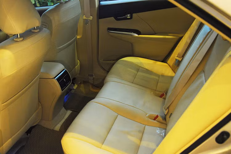 Bên trong nội thất, Camry bản nâng cấp mới 2017 thay đổi thiết kế mặt taplo với các chi tiết ốp gỗ vân carbon cùng các đường chỉ tinh tế tạo cảm giác sang trọng cho chiếc xe. Riêng phiên bản 2.5Q sử dụng thiết kế ghế màu nâu mang đến không gian nội thất đẳng cấp cho người sử dụng.