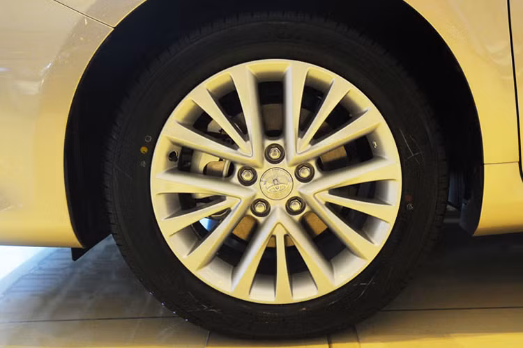 Toyota Long Biên là đại lý ưu đãi giảm giá mẫu xe ôtô sedan Camry ít nhất, chỉ vào khoảng 15 triệu đồng cho tất cả các phiên bản. Tuy nhiên, cùng với mức ưu đãi 15 triệu đồng, Toyota Long Biên còn tặng kèm khách hàng gói dán kính và thảm trải sàn khi mua Camry bản nâng cấp 2017.