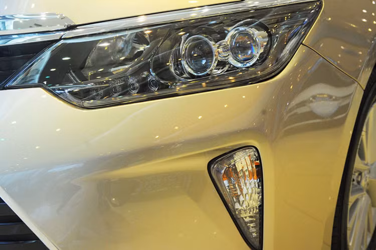 Tuy nhiên, để gia tăng sức cạnh tranh cũng như kích cầu mua sắm đối với mẫu xe này dịp cuối năm, Toyota Camry đã được các đại lý Toyota giảm giá bán cao nhất lên tới 50 triệu đồng. Cụ thể, theo một nguồn tin đáng tin cậy, Toyota Camry phiên bản mới hiện đang được các đại lý ưu đãi giảm giá, cao nhất lên tới 50 triệu đồng, thấp nhất khoảng 15 triệu đồng.