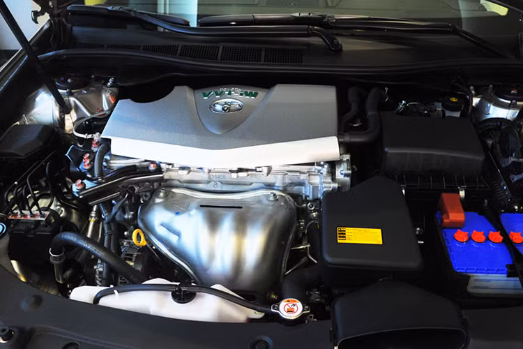 Tại thị trường Việt Nam, Camry 2017 vẫn sẽ được ra mắt bao gồm 3 phiên bản: 2.5Q, 2.5G và 2.0E. Camry 2.5G được trang bị khối động cơ 2.5L, hộp số tự động 6 cấp, 4 xylanh thẳng hàng, hệ thống điều phối van biến thiên kép (Dual VVT-i). Camry 2.0E sở hữu khối động cơ 2.EL, hộp số tự động 6 cấp, hệ thống điều phối van biến thiên thông minh kép VVT-iW, phun xăng trực tiếp D-4S.