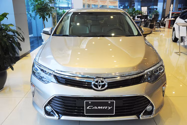 Toyota Camry là mẫu sedan hạng D ăn khách bậc nhất của Toyota, với doanh số cộng dồn từ đầu năm là 2.194 xe. Mới đây, hãng xe Nhật đã cho ra mắt phiên bản nâng cấp của mẫu xe Toyota Camry 2017 tại Việt Nam với giá bán rẻ hơn cả trăm triệu đồng so với phiên bản cũ.