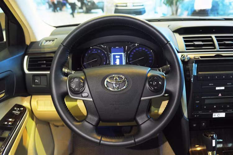 Về ngoại thất, cả ba phiên bản của mẫu xe sedan đình đám nhà Toyota đều được trang bị đèn chiếu gần LED dạng bóng chiếu thay cho đèn dạng HID ở phiên bản trước, giúp tiết kiệm năng lượng, tăng vẻ hiện đại của chiếc xe và tăng cường hiệu quả chiếu sáng của cụm đèn trước.