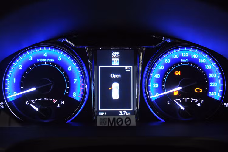 Ở phía sau mẫu sedan này được trang bị cụm đèn hậu sử dụng bóng đèn LED, nắp ca-pô dang bo tròn mang tính trẻ trung và trang nhã. Đèn xi nhan của cả ba phiên bản cũng được tích hợp vào cản trước của xe góp phần tạo nên thiết kế đầu xe sang trọng hơn. Bộ mâm xe làm bằng hợp kim sáng kích thước 17 inch, đi cùng lốp có kích thước 215/55-R17. 