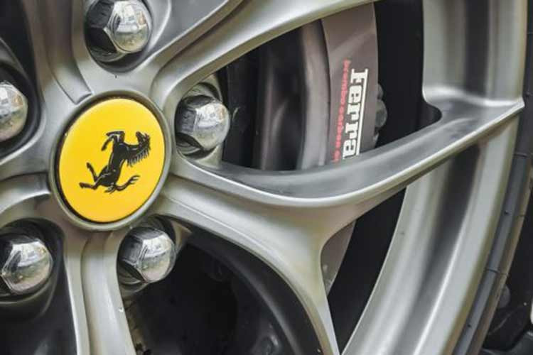 Chiếc siêu xe Ferrari F12 Berlinetta mới được bàn giao cho "Qua" Vũ được nhập về Việt Nam vào năm 2015, và chỉ mới trải qua duy nhất 1 đời chủ, trong 8 năm đó, tay chơi này chỉ cho xe loanh quanh ở Sài Gòn với quãng đường khoảng 1.000 km, với số đồng hồ công tơ mét này, chiếc Ferrari F12 Bertinetta chẳng khác gì xe mới 99%.
