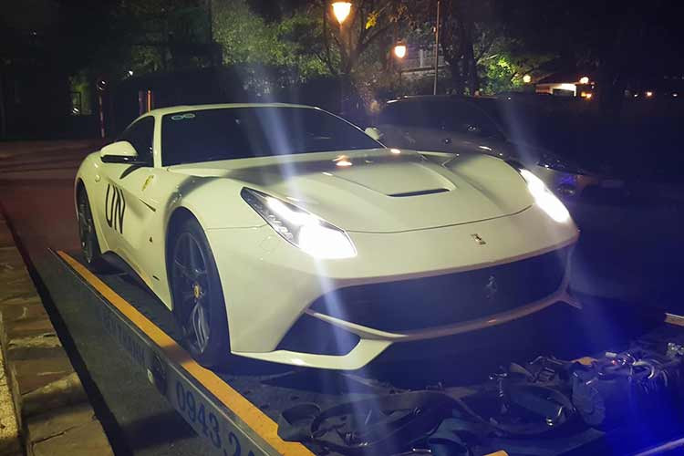 Sau những công đoạn cuối cùng, chiếc siêu xe Ferrari F12 Berlinetta đã chính thức lên xe cứu hộ và về garage xe của ông Đặng Lê Nguyên Vũ vào tối 29/10 vừa qua. Nhưng đến nay, mới có hình ảnh chính thức về việc bàn giao xe Ferrari F12 Berlinetta cho doanh nhân này.