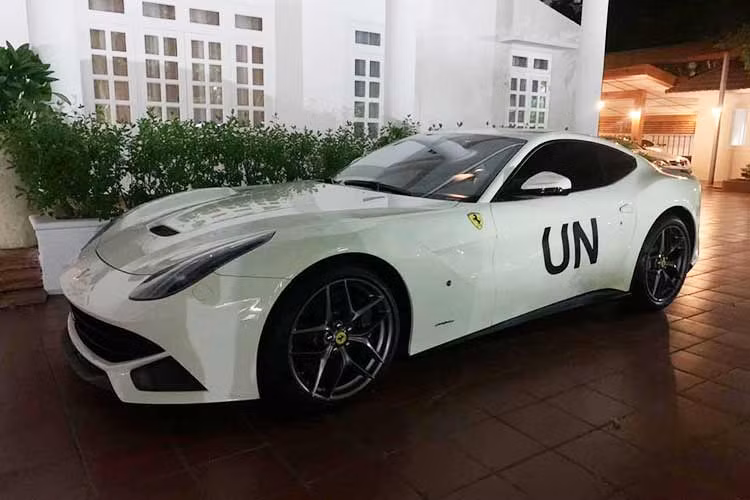Mới đây, hình ảnh một chiếc siêu xe Ferrari F12 Berlinetta màu độc nhất Việt Nam đang chuẩn bị được dán bộ tem UN ở 2 bên cửa xe đã thu hút sự quan tâm của giới mê xe, cũng như cộng đồng mạng. Đây đã là chiếc Ferrari thứ 23 được đưa vào bộ sưu tập xe của ông Đặng Lê Nguyên Vũ, Chủ tịch tập đoàn Trung Nguyên.