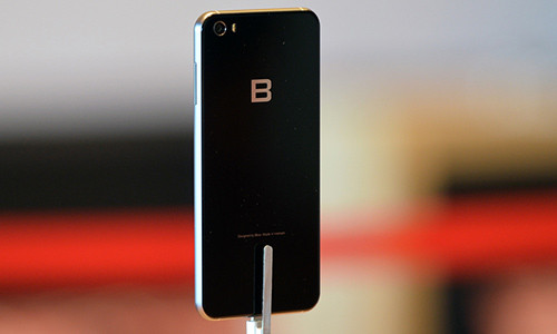 Dien thoai thuong hieu Viet va noi dau guc nga tren san nha-Hinh-2