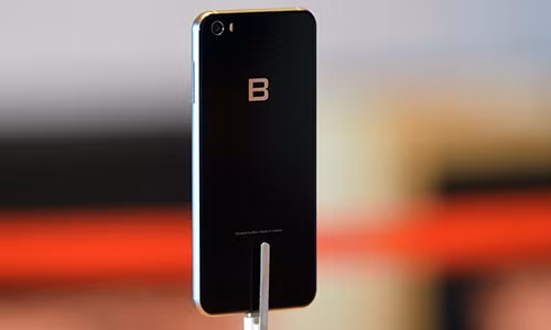 Dien thoai thuong hieu Viet va noi dau guc nga tren san nha-Hinh-2