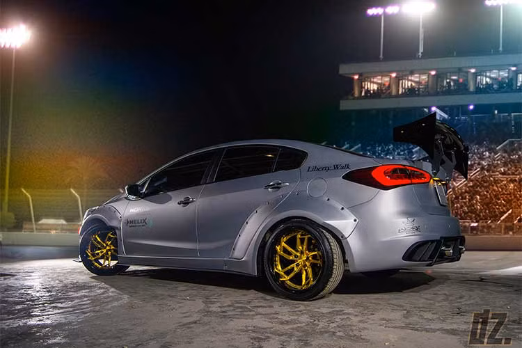 Bộ mâm hàng thửa, dạng 2 mảnh ghép của CMST Forged với thiết kế 5 chấu cực độc cũng được trang bị cho chiếc Kia K3 này. Các chi tiết mâm sơn màu vàng như hiệu ứng "mạ vàng" trong nền đen của vành mâm. Bộ mâm kích cỡ 18 inch đi kèm với bộ lốp Bridgestone Potenza RE050A, kích cỡ 225/40R18 ở bánh trước và 255/35R18 ở bánh sau.