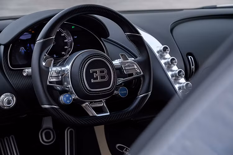 Dù vậy, trang quảng cáo tại Cộng hoà Séc này cũng từ chối cung cấp cho các khách hàng muốn sở hữu siêu xe đầy đủ thông số kỹ thuật. Thay vào đó, người đại diện của trang này cho biết người mua tiềm năng sẽ được tìm hiểu mọi thứ về Bugatti Chiron sau khi liên hệ trực tiếp với anh ta.