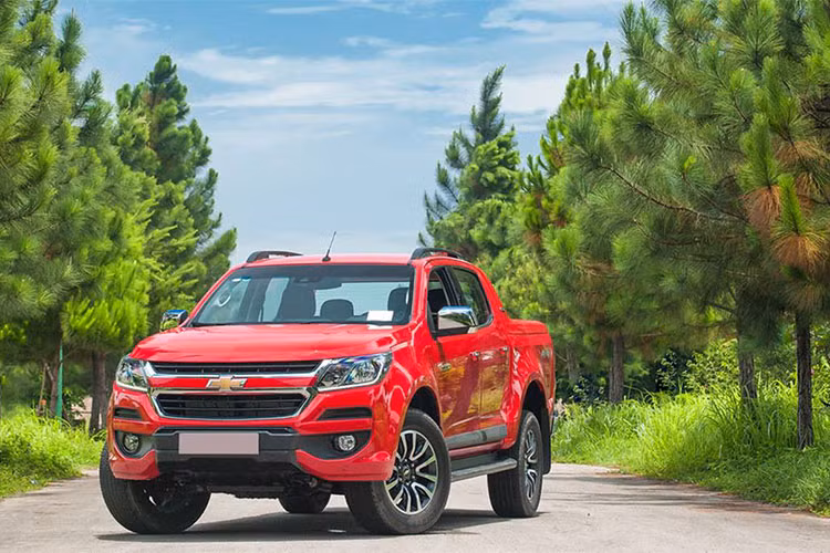 GM Việt Nam là đơn vị đầu tiên nhập khẩu xe bán tải vào thị trường Việt Nam theo các thủ tục, quy định mới. Ngay sau khi nhập khẩu về, lô xe bán tải Chevrolet Colorado miễn thuế đầu tiên của của thương hiệu ôtô Mỹ đã bất ngờ được ưu đãi giảm giá từ 30 - 50 triệu đồng.