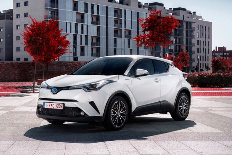 Cụ thể, Toyota sẽ cho ra đời biến thể LE thấp hơn bản XLE. Toyota C-HR LE 2019 sẽ được trang bị bộ vành 17 inch, tùy chọn sơn hai tông màu ngoại thất đi kèm màu xanh dương Blue Flame mới. Phiên bản này có giá bán khởi điểm từ 21.990 USD (khoảng hơn 500 triệu đồng).
