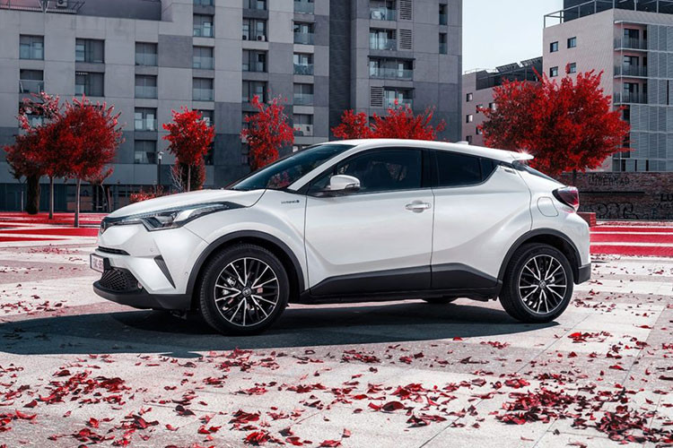 Là bản cơ sở nhưng C-HR LE không bị cắt giảm các tính năng an toàn, chiếc xe vẫn sở hữu gói Toyota Safety Sense P bao gồm hệ thống phanh khẩn cấp tự động, cảnh báo chệch làn đường, đèn pha chiếu sáng tự động và điều khiển hành trình chủ động.