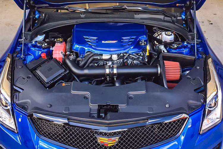 Các yêu thích chiếc Cadillac ATS-V sedan 2018 đặc biệt này và muốn sở hữu nó với mức giá rẻ hơn có thể đặt hàng ATS-V phiên bản thông thường với tùy chọn màu sơn xanh dương (Vector Blue). Bên cạnh phiên bản sedan, ATS-V còn có thêm một phiên bản coupé 2+2.