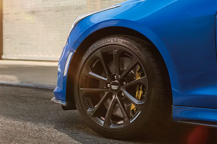 Các chi tiết như cản trước, khe hút gió trước, cánh gió phía sau và cản sau đều được làm từ sợi carbon. Các tính năng tiêu chuẩn khác bao gồm kẹp phanh màu vàng, mâm xe hợp kim màu Midnight Silver. Bánh xe Cadillac ATS-V Vector Blue Edition có kích thước 18 hoặc 19 inch.