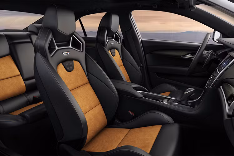 Nội thất xe bao gồm các ghế phong cách xe đua, khung nội thất bằng sợi carbon. Các tính năng khác bao gồm hệ thống điều hòa 3 khu vực, máy ghi dữ liệu hiệu suất, cửa sổ trời, camera hành trình, gương phản chiếu với công nghệ hàng đầu trong ngành công nghiệp chế tạo xe hơi...