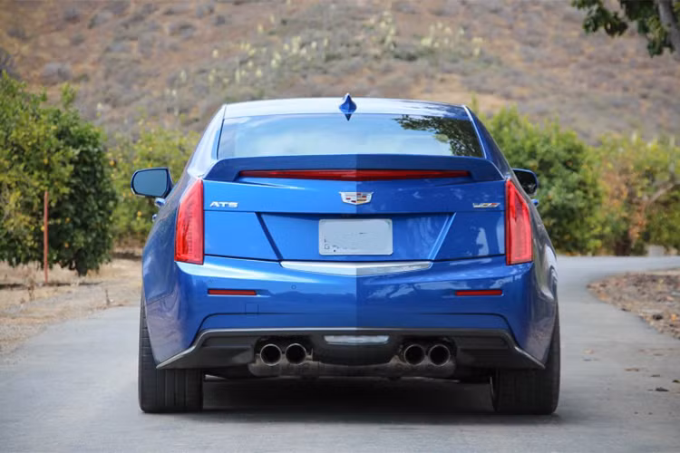 Phần nắp ca-pô của chiếc sedan hiệu suất cao được Cadillac thiết kế với dáng vẻ khỏe khoắn đậm chất Mỹ. Cản sau của xe mạnh mẽ và lớn hơn đi kèm bộ khuếch tán tích hợp không khí, gắn kèm là hệ thống 2 ống xả kép. 