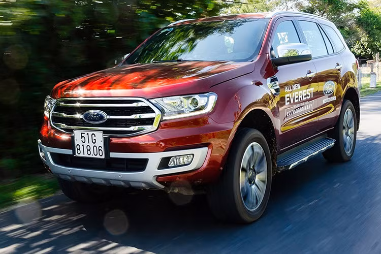 Ford Everest giảm giá mạnh, đến tháng 6 này mẫu Everest tiếp tục ưu đãi cho khách hàng mua xe. Theo đó, phiên bản Ambiente MT sản xuất năm có mức giảm giá sâu nhất khi các mẫu xe sản xuất năm 2018 giảm tới 90 triệu đồng trong khi các mẫu sản xuất năm 2019 giảm 60 triệu đồng.