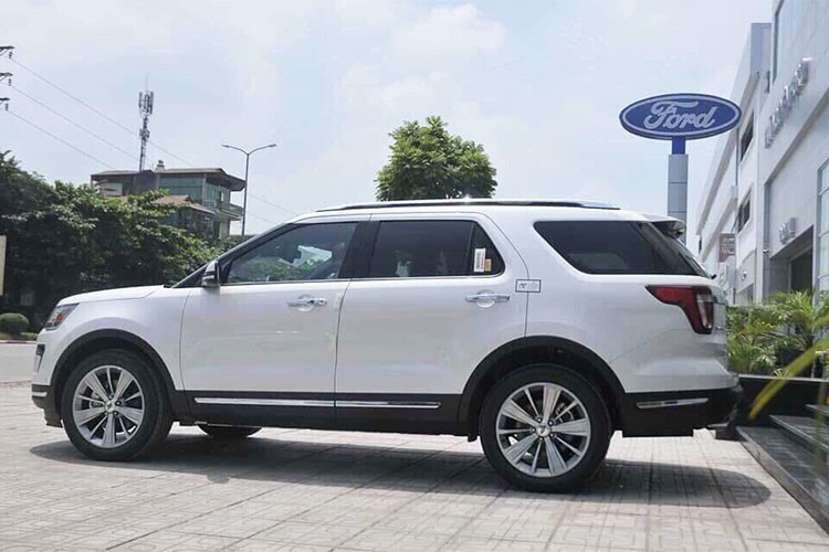 Đáng chú ý, vào tháng 8 năm ngoái - giá xe Ford Explorer 2018 bị kênh giá từ 150 đến 200 triệu đồng do khan hàng. Ở thời điểm đó, khách hàng đặt mua sẽ phải đợi và cũng chưa có câu trả lời chính xác về thời điểm nhận xe. Tuy nhiên đến nay thì tình trạng này đã trái ngược hoàn toàn.