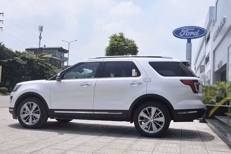 Đáng chú ý, vào tháng 8 năm ngoái - giá xe Ford Explorer 2018 bị kênh giá từ 150 đến 200 triệu đồng do khan hàng. Ở thời điểm đó, khách hàng đặt mua sẽ phải đợi và cũng chưa có câu trả lời chính xác về thời điểm nhận xe. Tuy nhiên đến nay thì tình trạng này đã trái ngược hoàn toàn.