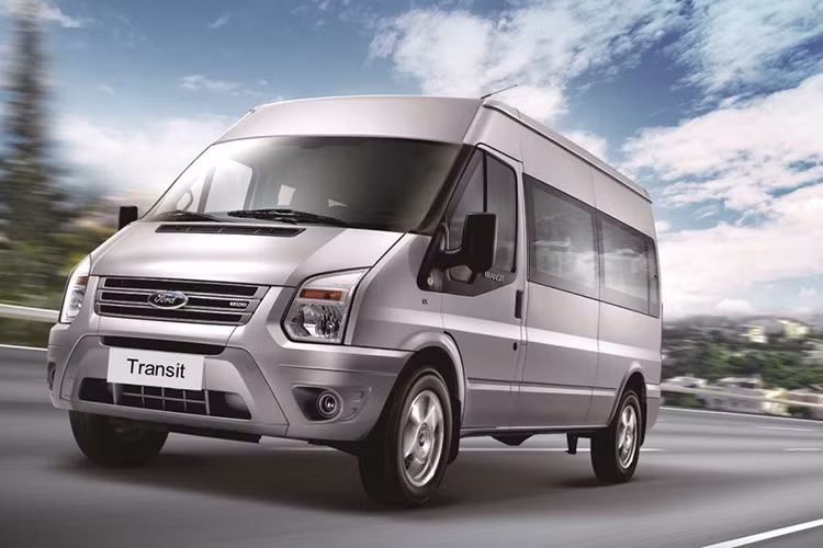 Đứng thứ 2 trong danh sách giảm giá chính là mẫu xe minivan Ford Transit khi giảm từ 114 đến 124 triệu đồng cho cả 3 phiên bản. Cụ thể, Transit Luxury giảm 114 triệu, phiên bản Standard giảm 112 triệu và phiên bản Standard SVP giảm cao nhất 124 triệu đồng.