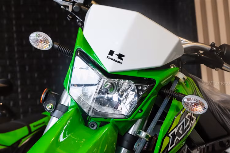 Thiết kế phần đầu xe khá đơn giản với cụm đèn pha dạng bóng sợi đốt halogen được tích hợp kính chắn gió nhỏ phía trên, xi nhan tách rời có bọc cao su chống gãy. Dè trước của xe đặt cao, đặc trưng cho dòng xe cào cào.