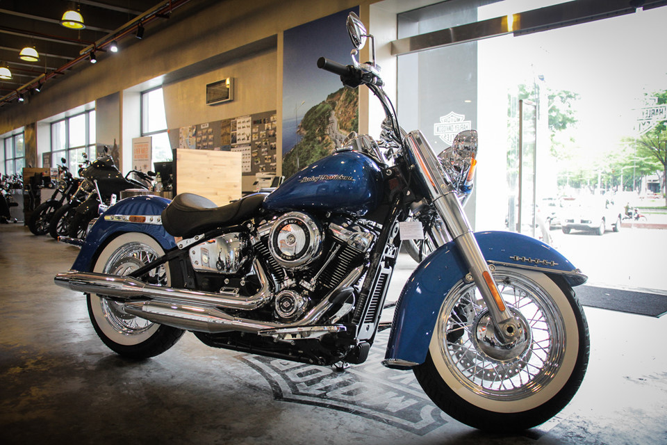 Softail Deluxe 2018 về Việt Nam hồi tháng 3, nhưng chỉ có phiên bản màu đen Vivid Black. Trong ảnh là phiên bản Blue Electric duy nhất vừa nhập về Việt Nam. Mẫu môtô cổ điển này có giá bán từ 946,2 triệu đồng đối với bản màu đen Vivid Black, phiên bản màu xanh Blue Electric giá 958 triệu đồng và phiên bản hai tông màu nâu-bạc, đỏ cherry có giá từ 972,3 triệu đồng.