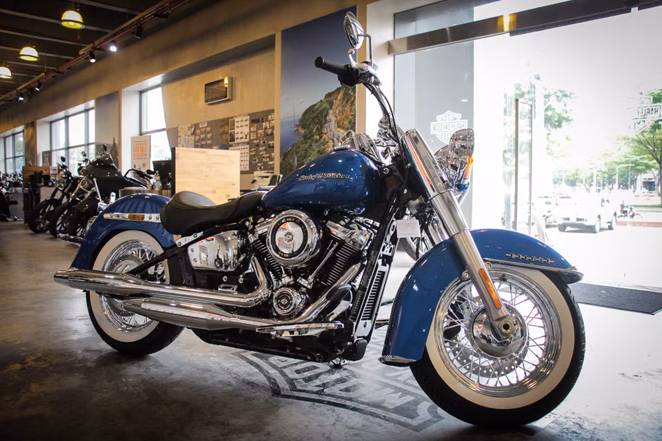 Softail Deluxe 2018 về Việt Nam hồi tháng 3, nhưng chỉ có phiên bản màu đen Vivid Black. Trong ảnh là phiên bản Blue Electric duy nhất vừa nhập về Việt Nam. Mẫu môtô cổ điển này có giá bán từ 946,2 triệu đồng đối với bản màu đen Vivid Black, phiên bản màu xanh Blue Electric giá 958 triệu đồng và phiên bản hai tông màu nâu-bạc, đỏ cherry có giá từ 972,3 triệu đồng.