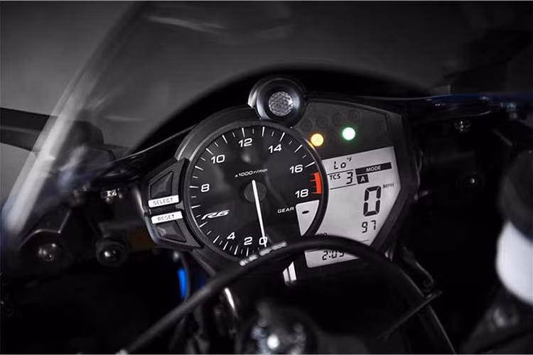 Yamaha R6 2018 mới là bản cập nhật của thế hệ mới thứ 2 thuộc R-Series đình đám. Trong khi đối thủ Honda với CBR600RR đã "từ bỏ" sportbike 600cc, đồng thời các hãng khác cũng không cập nhật phân khúc này thì Yamaha vẫn tiếp tục "bám trụ" với mẫu xe R6.