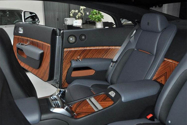 Các chỉ tiết ốp gỗ chủ đạo cũng mang sắc đen. Một vài chi tiết gỗ sáng màu ở bệ trung tâm và cánh cửa tạo nên điểm nhấn. Xe 4 chỗ nhưng chủ yếu phục vụ 2 người phía trước. Hàng ghế sau người lớn vẫn ngồi được nhưng không được thiết kế để phục vụ như một ông chủ.