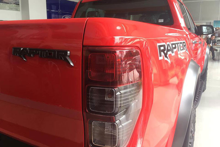 Ngoài màu sơn đỏ, chiếc Ford Ranger Raptor trưng bày tại một đại lý Ford ở Đà Nẵng không có gì khác biệt so với chiếc xuất hiện tại triển lãm VMS 2018. Ngoại hình xe gây ấn tượng với lưới tản nhiệt và cản va trước có kích thước lớn hơn cùng với tấm bảo vệ gầm xe bằng kim loại.