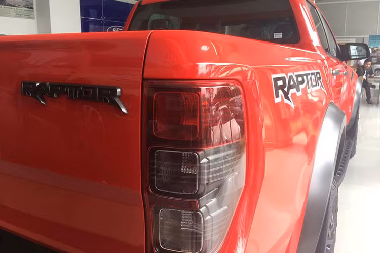 Ngoài màu sơn đỏ, chiếc Ford Ranger Raptor trưng bày tại một đại lý Ford ở Đà Nẵng không có gì khác biệt so với chiếc xuất hiện tại triển lãm VMS 2018. Ngoại hình xe gây ấn tượng với lưới tản nhiệt và cản va trước có kích thước lớn hơn cùng với tấm bảo vệ gầm xe bằng kim loại.