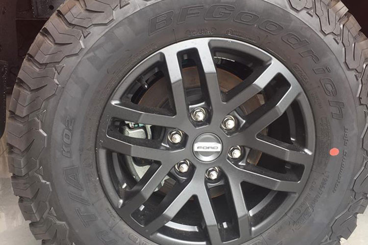 Các trang bị ấn tượng khác trên mẫu xe bán tải Ford Ranger Raptor hoàn toàn mới này còn bao gồm; hệ thống giảm xóc Fox Racing Shox và hệ thống treo liên kết kiểu Watt phía sau. Thùng mẫu xe bán tải này rộng 1.560 mm và dài 1.743 mm, có lỗ thoát nước, cát cũng như tuyết.