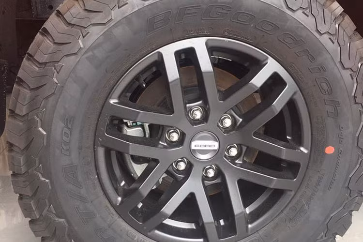 Các trang bị ấn tượng khác trên mẫu xe bán tải Ford Ranger Raptor hoàn toàn mới này còn bao gồm; hệ thống giảm xóc Fox Racing Shox và hệ thống treo liên kết kiểu Watt phía sau. Thùng mẫu xe bán tải này rộng 1.560 mm và dài 1.743 mm, có lỗ thoát nước, cát cũng như tuyết.