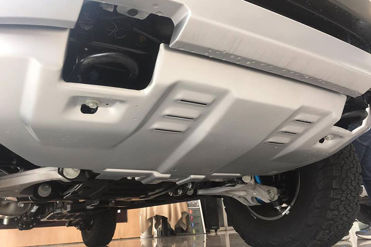 Ford Ranger Raptor có các chế độ lái khác nhau bao gồm Normal, Sport, Baja hỗ trợ việc lái xe nhanh trên các địa hình xấu khi tự động đưa xe về chế độ 4H và các chế độ lái off-road cho từng địa hình cụ thể như tuyết, bùn, cát, sỏi, cỏ nhằm giúp mẫu xe bán tải "hạng nặng" của Ford có thể chinh phục nhiều cung đường khác nhau.