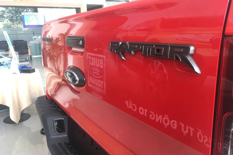 Chưa hết, những chiếc Ford Ranger Raptor 2018 mới này dù mang màu sắc gì cũng sẽ được trang bị bộ vành hợp kim 17 sơn màu đen, bộ lốp cao cấp chuyên dành để đi địa hình của BF Goodrich với kích thước 285/10 và 2 bên thùng xe có tem Raptor màu đen.
