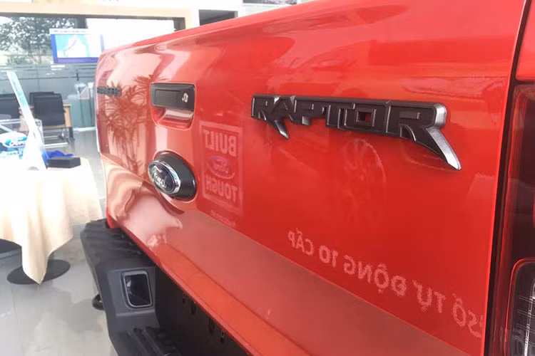 Chưa hết, những chiếc Ford Ranger Raptor 2018 mới này dù mang màu sắc gì cũng sẽ được trang bị bộ vành hợp kim 17 sơn màu đen, bộ lốp cao cấp chuyên dành để đi địa hình của BF Goodrich với kích thước 285/10 và 2 bên thùng xe có tem Raptor màu đen.