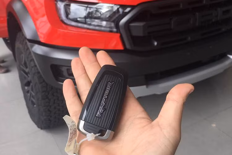 Mức giá bán Ford Ranger Raptor chính hãng tại Việt Nam là 1,198 tỷ đồng, tuy nhiên, nếu muốn nhận Ford Ranger Raptor sớm nhất, các khách hàng phải chi thêm 200 triệu đồng để mua phụ kiện bao gồm dán kính, phủ bóng và bảo hiểm thân vỏ.
